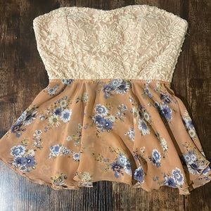 💗Beautiful little summer strapless top purchased from Buckle size medium.